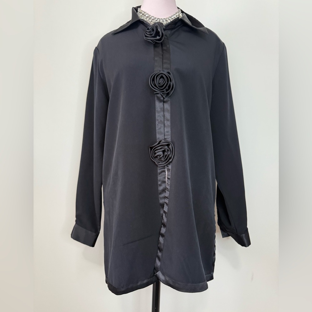 Christie & Jill Elegant Black Button-Up tunic blouse with Floral Accents size lg